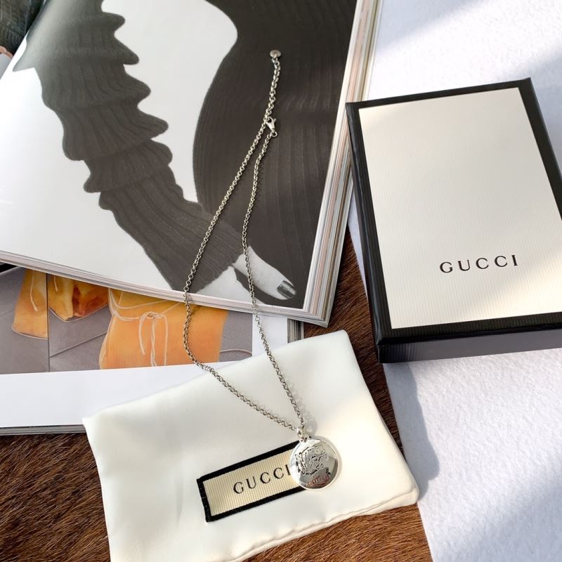 G*u*i necklaces